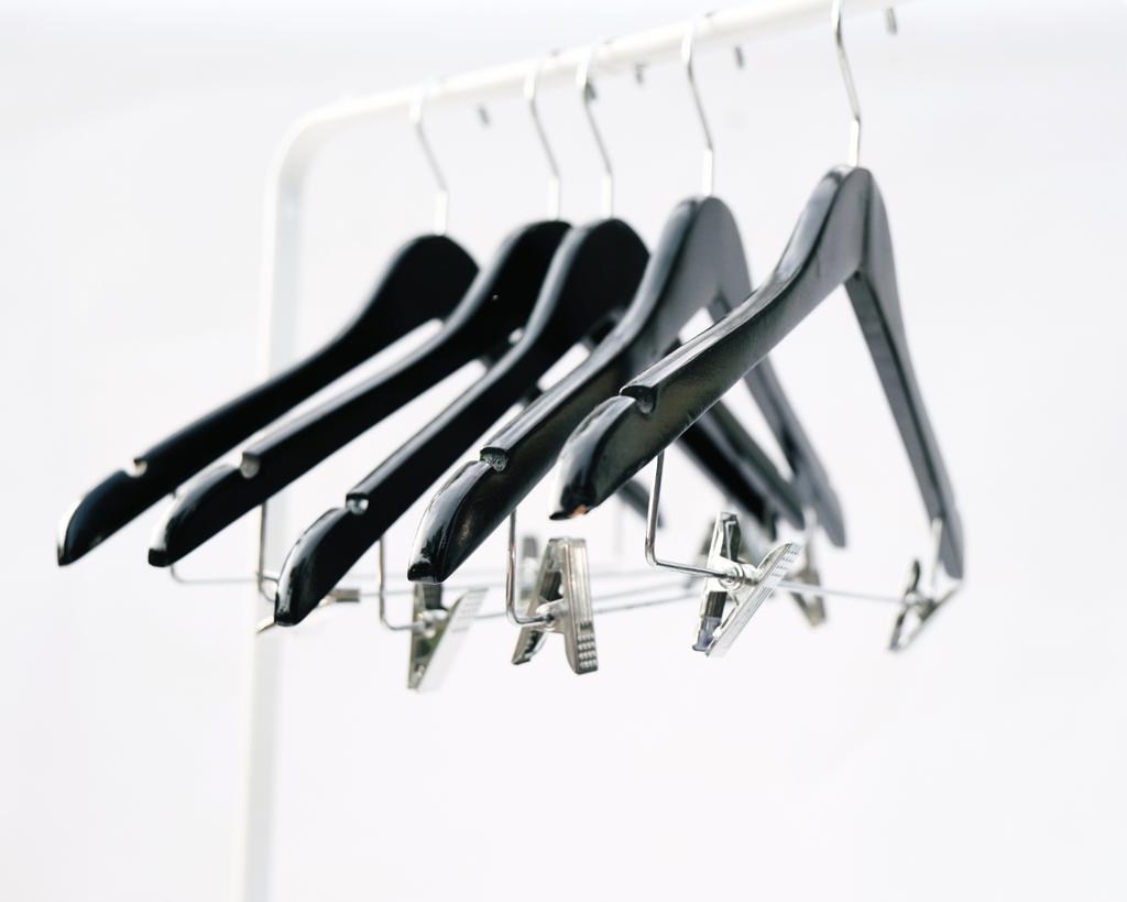 Black Hanger (Cushion Clip)
